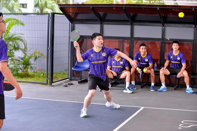 Thiếu gia nhà bầu Hiển rủ Văn Quyết, Duy Manh chơi pickleball, trận đấu căng như ATP, nhìn "phẩy vợt" mà choáng- Ảnh 4.
