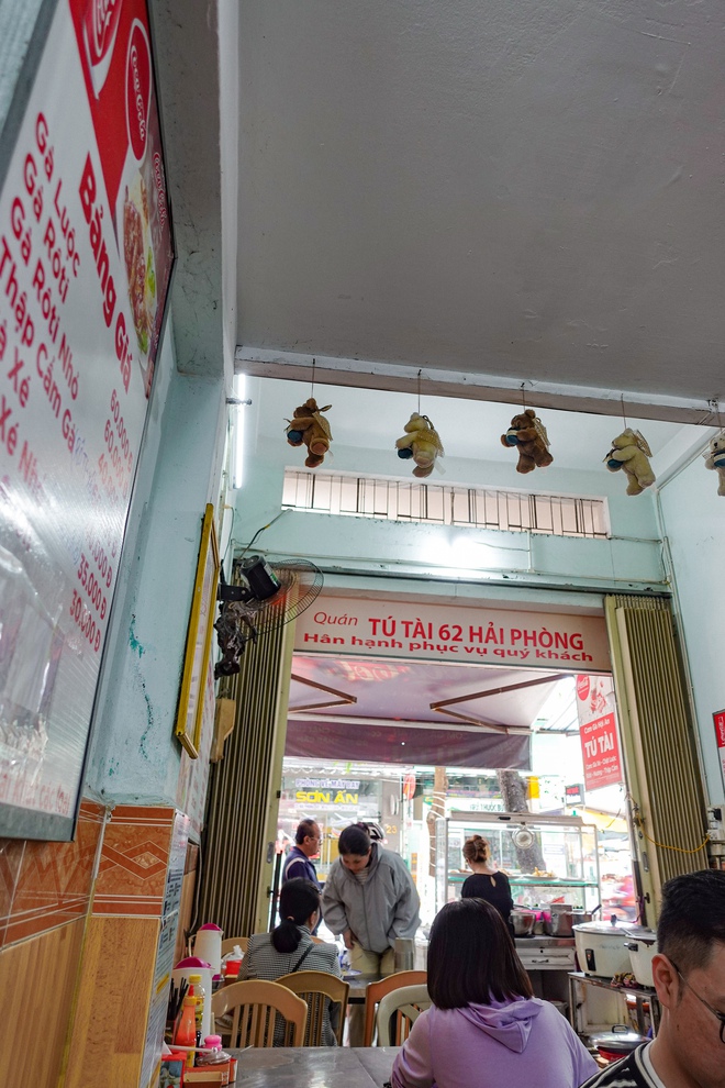 Hàng cơm gà "fomo" ở Đà Nẵng khiến du khách "sợ bỏ lỡ", Tina Thảo Thi cũng trầm trồ vì 1 chi tiết- Ảnh 4.