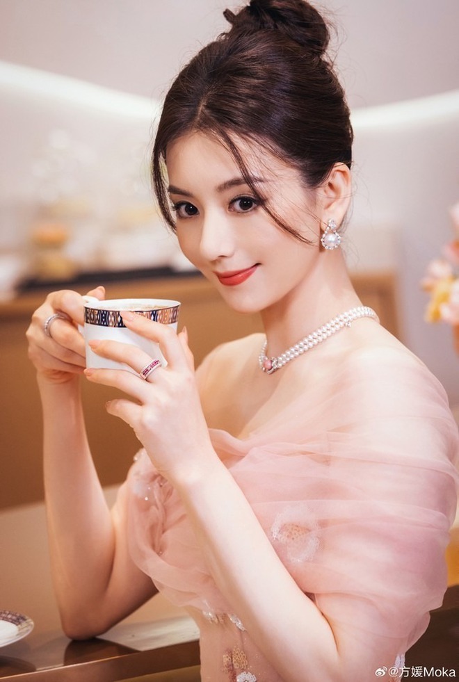 Nam diễn viên hạng A "thưởng nóng" 332 tỷ cho vợ hot girl mang thai lần 3, chồng nhà người ta là đây!- Ảnh 4.