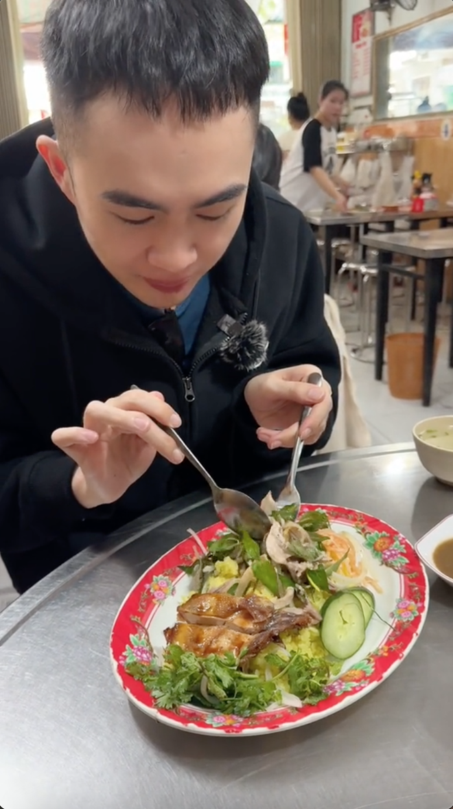 Hàng cơm gà "fomo" ở Đà Nẵng khiến du khách "sợ bỏ lỡ", Tina Thảo Thi cũng trầm trồ vì 1 chi tiết- Ảnh 1.