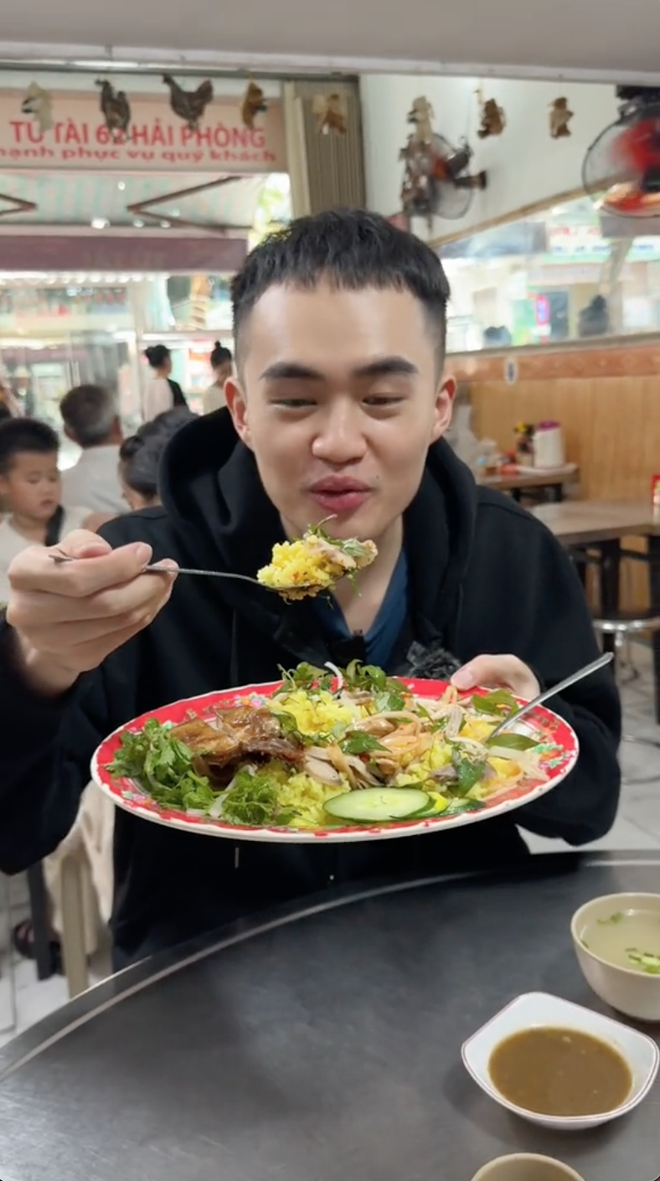 Hàng cơm gà "fomo" ở Đà Nẵng khiến du khách "sợ bỏ lỡ", Tina Thảo Thi cũng trầm trồ vì 1 chi tiết- Ảnh 2.