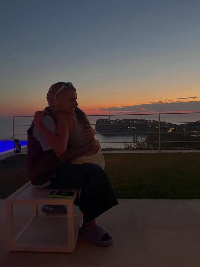 Video: “Tóm dính” Justin Bieber ôm hôn một 1 phụ nữ bí ẩn bên bờ biển, có phải là vợ siêu mẫu?- Ảnh 9.