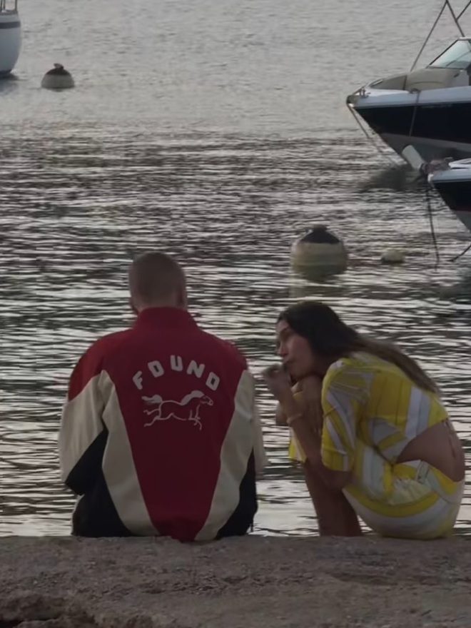 Video: “Tóm dính” Justin Bieber ôm hôn một 1 phụ nữ bí ẩn bên bờ biển, có phải là vợ siêu mẫu?- Ảnh 5.