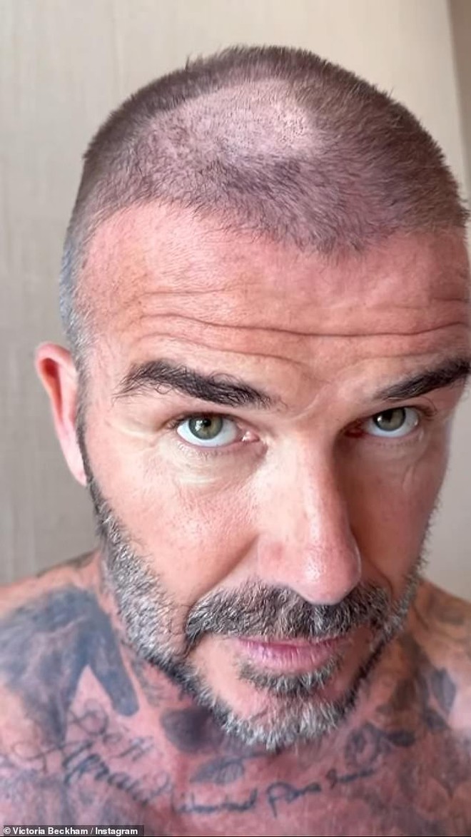 David Beckham và 2 con trai ăn uống vui vẻ, cậu cả Brooklyn buồn thiu khi "hộ tống" vợ và mẹ vợ đi shopping- Ảnh 6.
