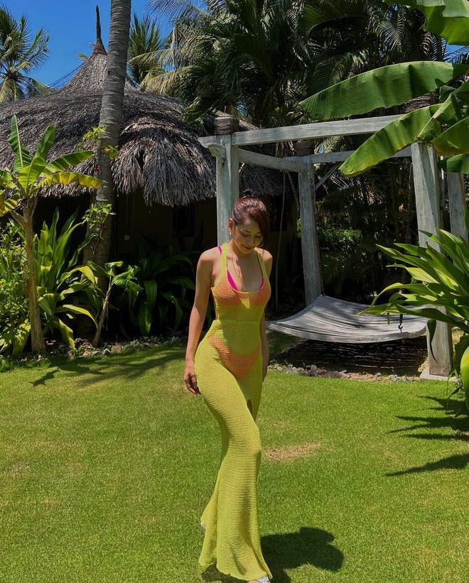 Đôi bạn "gương vỡ lại lành" đọ bikini: Chi Pu khoe body nuột nà, Quỳnh Anh Shyn "flex" cơ bụng số 11- Ảnh 9.