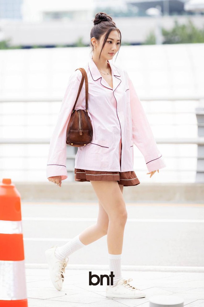 "Bản sao Park Min Young" mặc đồ ngủ ra sân bay, Dispatch khen hết lời- Ảnh 1. "Bản sao Park Min Young" mặc đồ ngủ ra sân bay, Dispatch khen hết lời- Ảnh 1.
