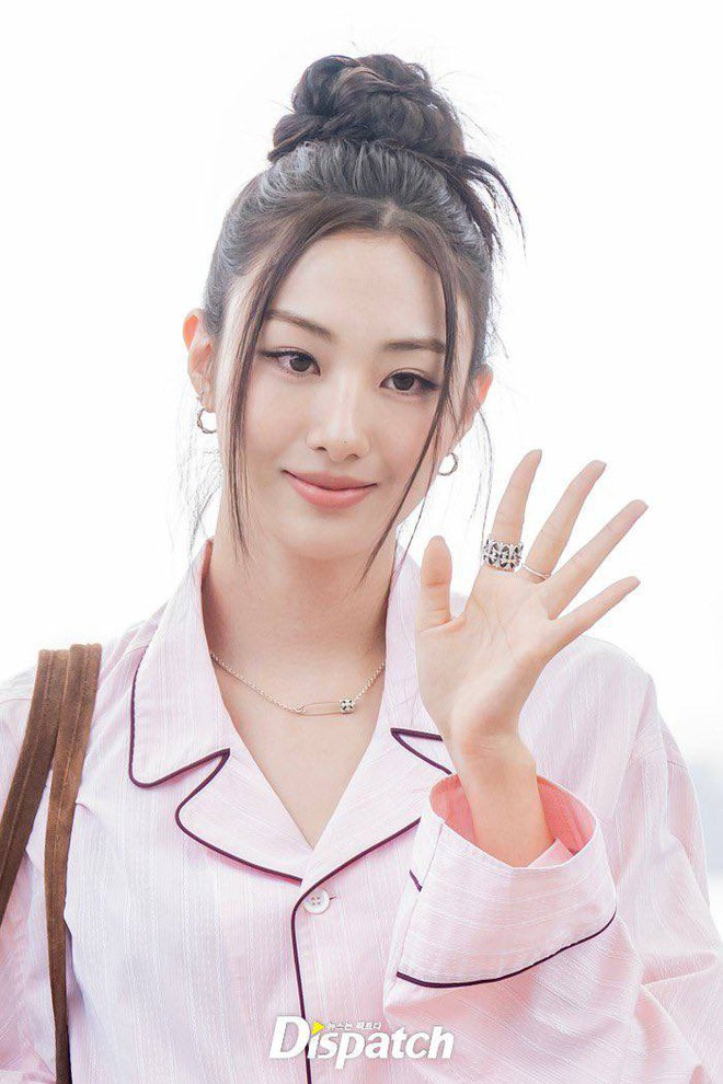 "Bản sao Park Min Young" mặc đồ ngủ ra sân bay, Dispatch khen hết lời- Ảnh 4. "Bản sao Park Min Young" mặc đồ ngủ ra sân bay, Dispatch khen hết lời- Ảnh 4.