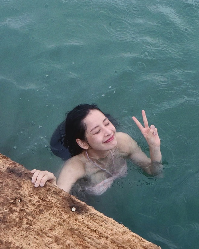 Đôi bạn "gương vỡ lại lành" đọ bikini: Chi Pu khoe body nuột nà, Quỳnh Anh Shyn "flex" cơ bụng số 11- Ảnh 2.