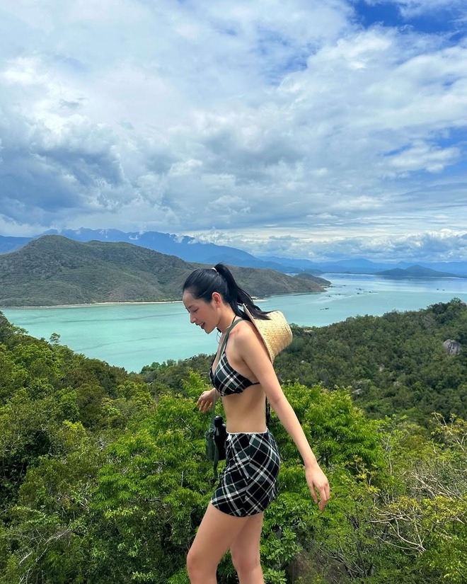 Đôi bạn "gương vỡ lại lành" đọ bikini: Chi Pu khoe body nuột nà, Quỳnh Anh Shyn "flex" cơ bụng số 11- Ảnh 5.