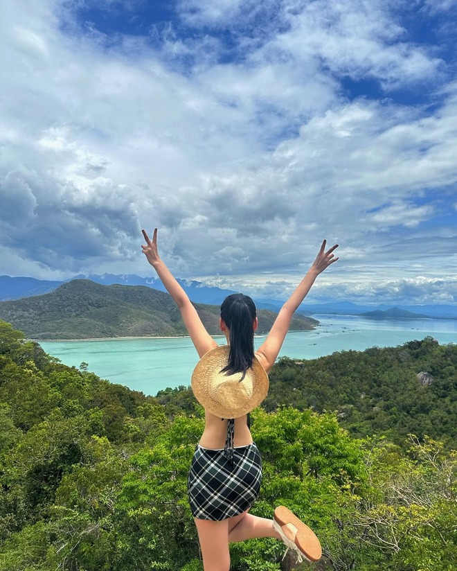 Đôi bạn "gương vỡ lại lành" đọ bikini: Chi Pu khoe body nuột nà, Quỳnh Anh Shyn "flex" cơ bụng số 11- Ảnh 6.