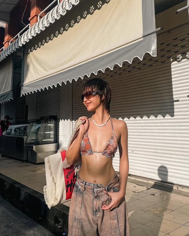 Đôi bạn "gương vỡ lại lành" đọ bikini: Chi Pu khoe body nuột nà, Quỳnh Anh Shyn "flex" cơ bụng số 11- Ảnh 23.