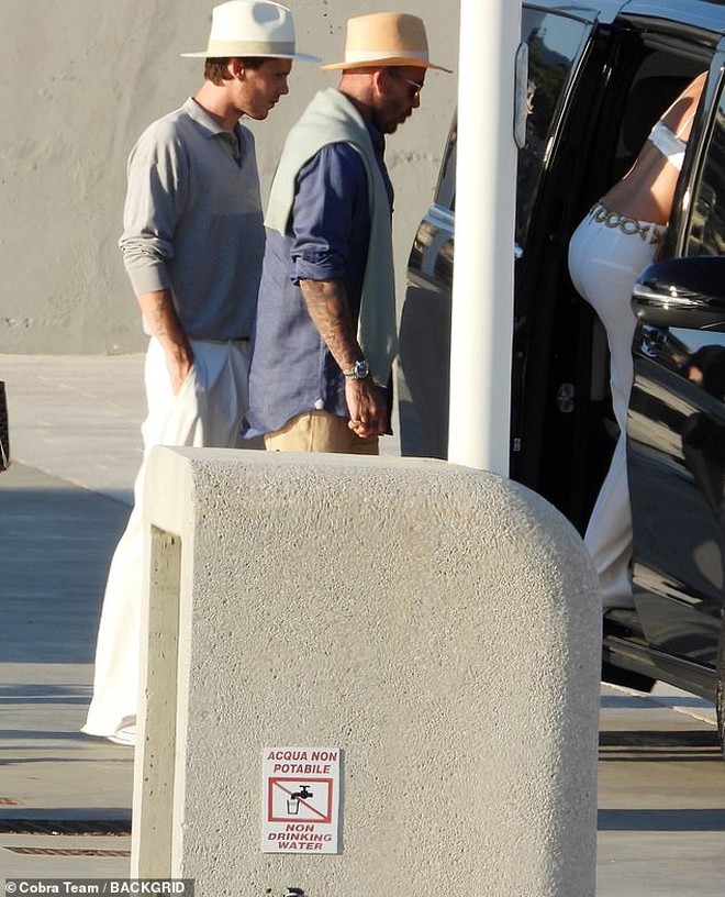 David Beckham bị paparazzi "tóm gọn" khoảnh khắc "bàn tay hư" với Victoria trước mặt các con- Ảnh 18.