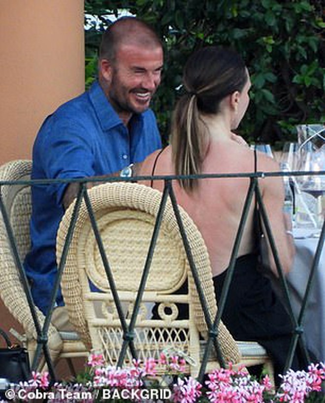 David Beckham bị paparazzi "tóm gọn" khoảnh khắc "bàn tay hư" với Victoria trước mặt các con- Ảnh 3.