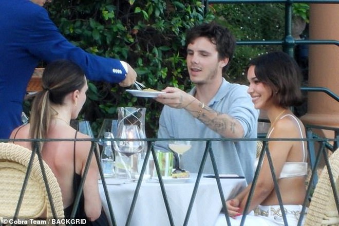 David Beckham bị paparazzi "tóm gọn" khoảnh khắc "bàn tay hư" với Victoria trước mặt các con- Ảnh 15.