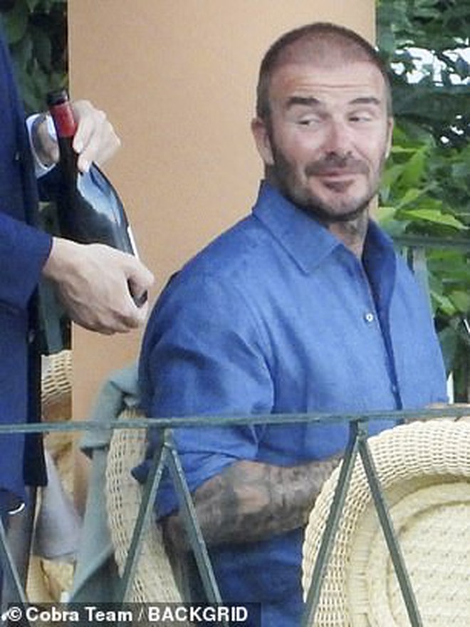David Beckham bị paparazzi "tóm gọn" khoảnh khắc "bàn tay hư" với Victoria trước mặt các con- Ảnh 4.