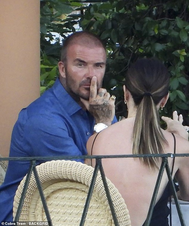 David Beckham bị paparazzi "tóm gọn" khoảnh khắc "bàn tay hư" với Victoria trước mặt các con- Ảnh 2.