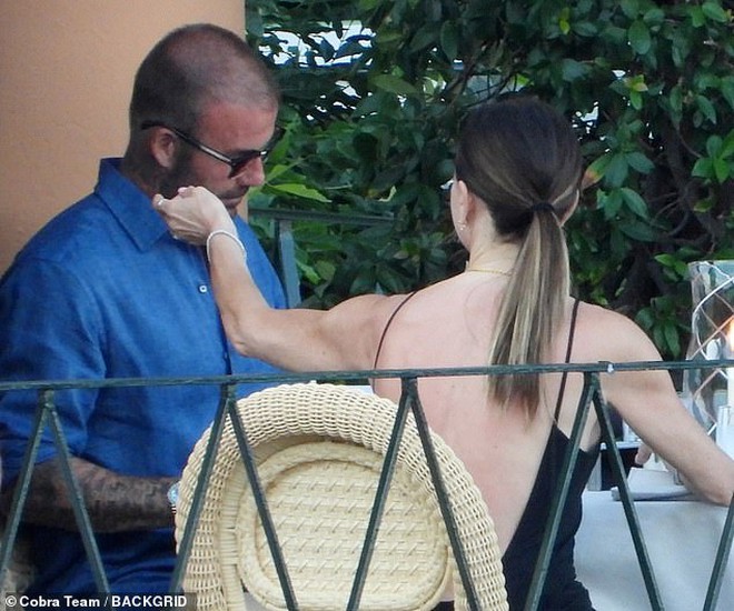 David Beckham bị paparazzi "tóm gọn" khoảnh khắc "bàn tay hư" với Victoria trước mặt các con- Ảnh 6.