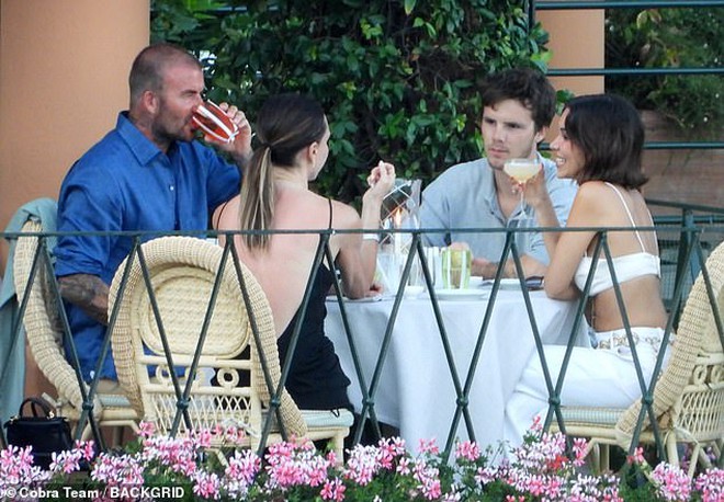 David Beckham bị paparazzi "tóm gọn" khoảnh khắc "bàn tay hư" với Victoria trước mặt các con- Ảnh 16.