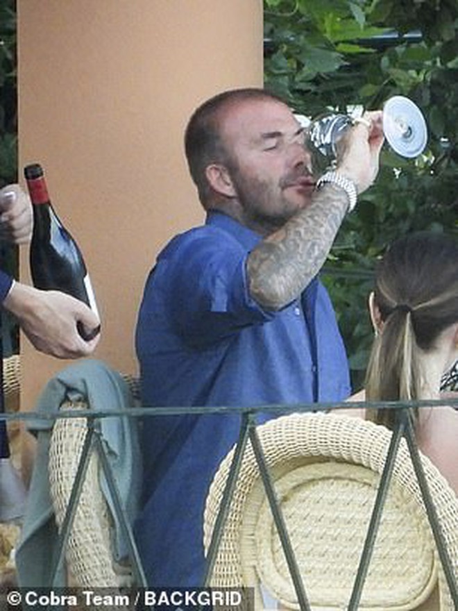 David Beckham bị paparazzi "tóm gọn" khoảnh khắc "bàn tay hư" với Victoria trước mặt các con- Ảnh 5.