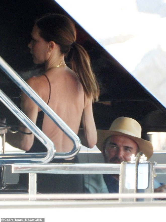 David Beckham bị paparazzi "tóm gọn" khoảnh khắc "bàn tay hư" với Victoria trước mặt các con- Ảnh 8.