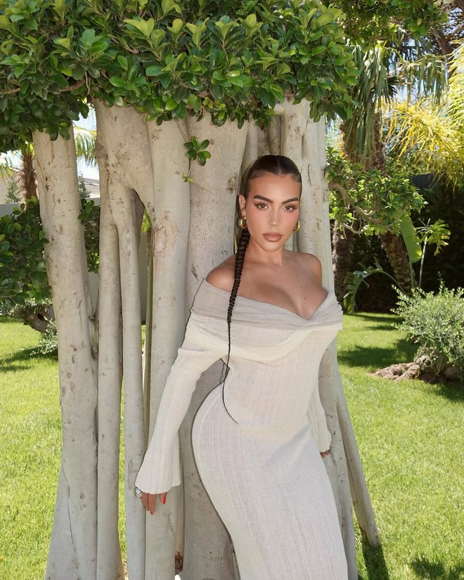 Vợ sắp cưới của Ronaldo - Georgina Rodriguez visual cực đỉnh, body đồng hồ cát diện bikini mới "bỏng mắt"- Ảnh 3.