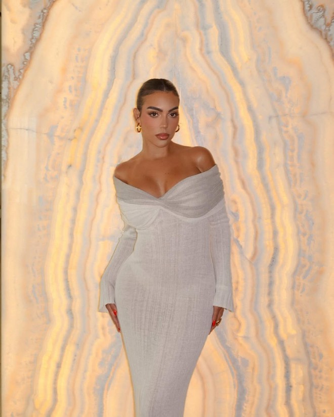 Vợ sắp cưới của Ronaldo - Georgina Rodriguez visual cực đỉnh, body đồng hồ cát diện bikini mới "bỏng mắt"- Ảnh 2.