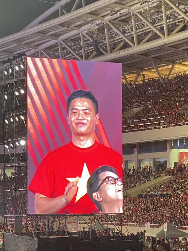 Quang Hải dẫn Chu Thanh Huyền đến dự concert, màn đọ sắc với Ánh Viên đời thực gây sốt!- Ảnh 2.