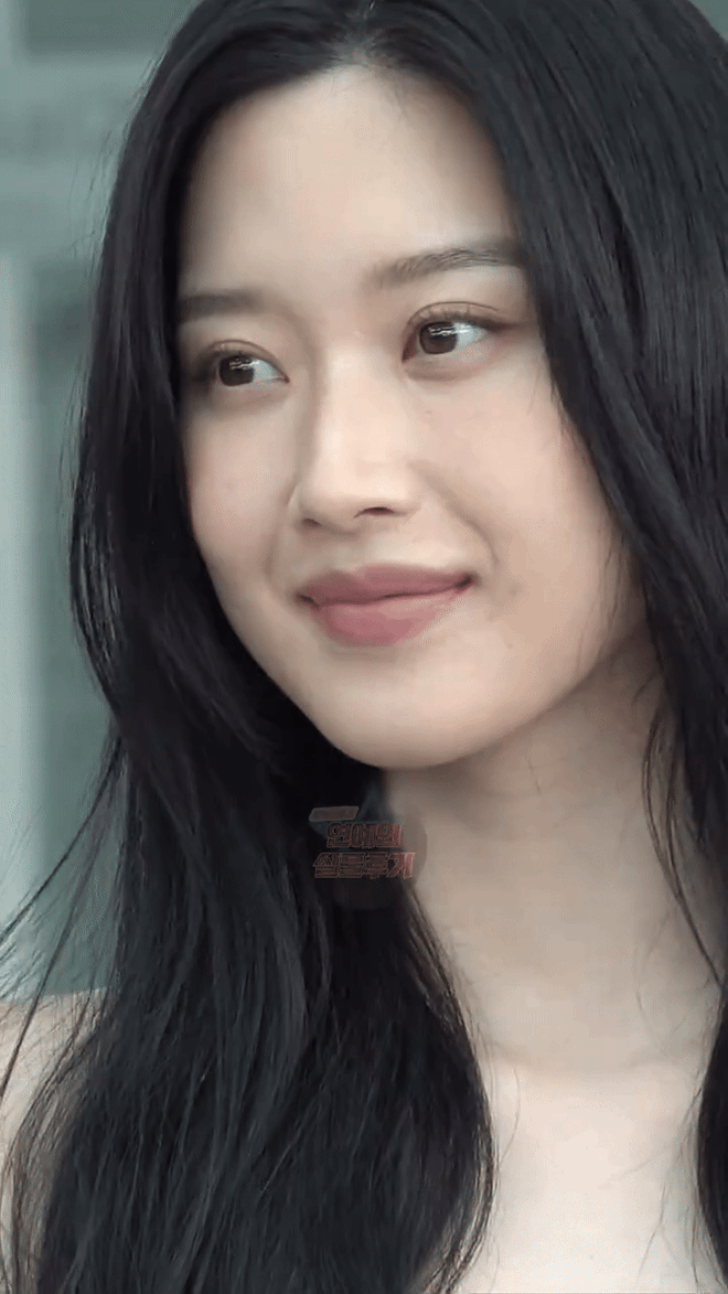 Không cách nào dìm được Moon Ga Young - Ảnh 1.