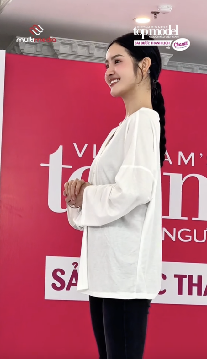 Xuất hiện bạch nguyệt quang lặng lẽ toả sáng giữa "lẩu thập cẩm" toàn Tây Du Ký, lân sư rồng tại Miss Grand Vietnam- Ảnh 8. Xuất hiện bạch nguyệt quang lặng lẽ toả sáng giữa "lẩu thập cẩm" toàn Tây Du Ký, lân sư rồng tại Miss Grand Vietnam- Ảnh 8.