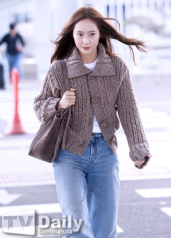 Công chúa “chảnh nhất” Kpop cân đồ hiệu đẹp hơn người mẫu, từng mặc áo mưa cũng viral- Ảnh 24.