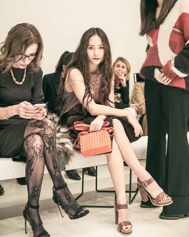 Công chúa “chảnh nhất” Kpop cân đồ hiệu đẹp hơn người mẫu, từng mặc áo mưa cũng viral- Ảnh 4.