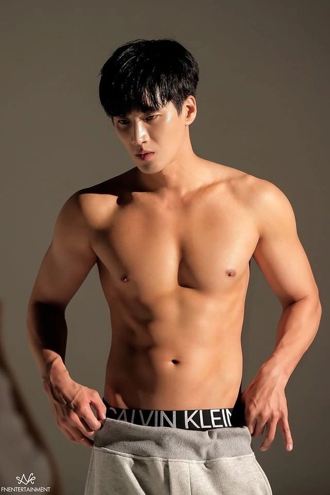 Tình cũ của Jisoo giữ body 6 múi đẹp như tạc bằng cách không tưởng- Ảnh 2.