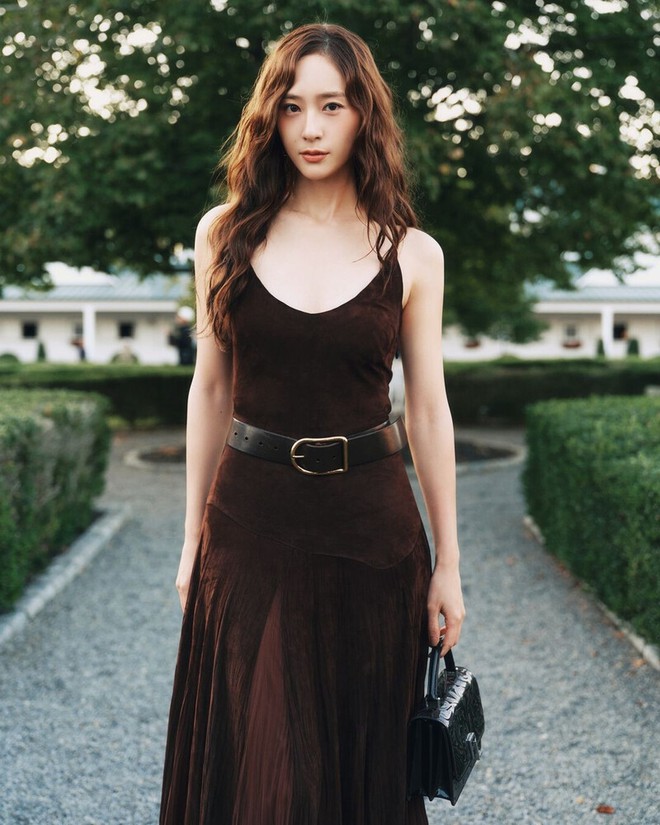 Công chúa “chảnh nhất” Kpop cân đồ hiệu đẹp hơn người mẫu, từng mặc áo mưa cũng viral- Ảnh 13.
