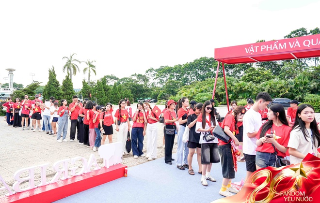 Booth Fandom Yêu Nước “mở bát” quá xôm: 2500 người chụp ảnh tại photobooth, hơn 1000 item Yêu Nước được trao tay- Ảnh 9.