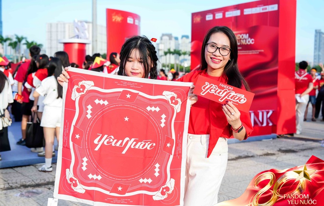 Booth Fandom Yêu Nước “mở bát” quá xôm: 2500 người chụp ảnh tại photobooth, hơn 1000 item Yêu Nước được trao tay- Ảnh 4.