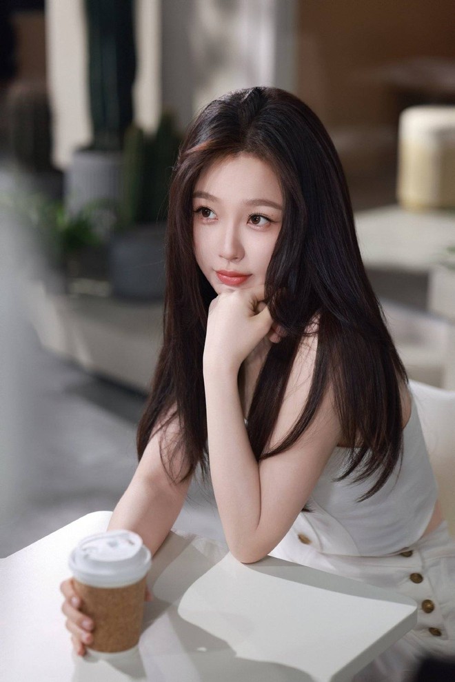 Triệu Lộ Tư quậy tới nóc: Nghi đá xéo Ngu Thư Hân, khiến fan 2 nàng "var" nhau cực căng- Ảnh 5. Triệu Lộ Tư quậy tới nóc: Nghi đá xéo Ngu Thư Hân, khiến fan 2 nàng "var" nhau cực căng- Ảnh 5.