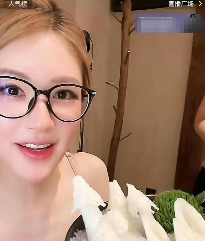 Triệu Lộ Tư quậy tới nóc: Nghi đá xéo Ngu Thư Hân, khiến fan 2 nàng "var" nhau cực căng- Ảnh 1. Triệu Lộ Tư quậy tới nóc: Nghi đá xéo Ngu Thư Hân, khiến fan 2 nàng "var" nhau cực căng- Ảnh 1.