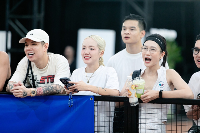 Em xinh Phương Ly khoe body nóng bỏng trên sân khấu, vào sân pickleball lại thành "chill girl", xinh bất chấp "cam thường"- Ảnh 18.
