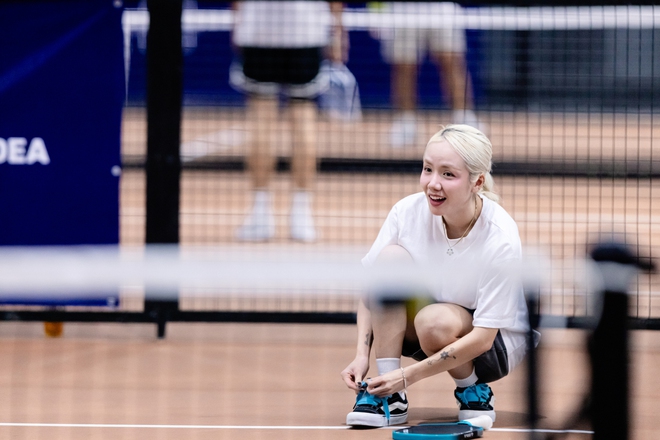 Em xinh Phương Ly khoe body nóng bỏng trên sân khấu, vào sân pickleball lại thành "chill girl", xinh bất chấp "cam thường"- Ảnh 11.