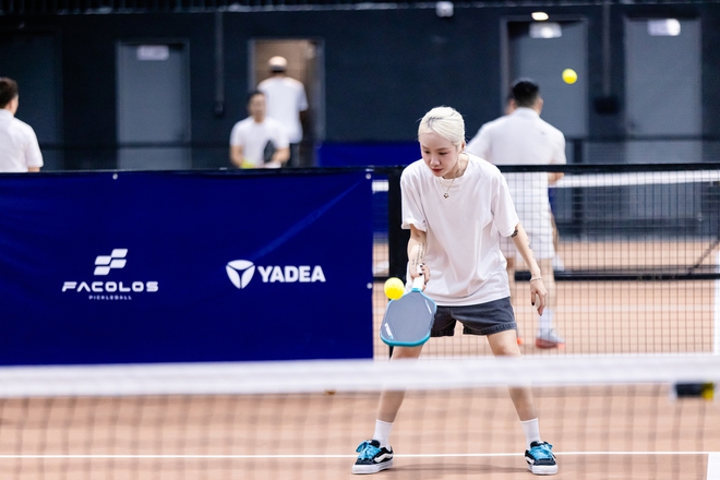 Em xinh Phương Ly khoe body nóng bỏng trên sân khấu, vào sân pickleball lại thành "chill girl", xinh bất chấp "cam thường"- Ảnh 14.