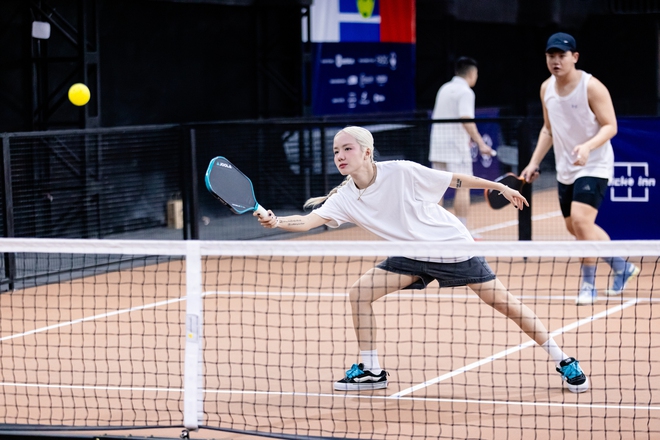 Em xinh Phương Ly khoe body nóng bỏng trên sân khấu, vào sân pickleball lại thành "chill girl", xinh bất chấp "cam thường"- Ảnh 12.