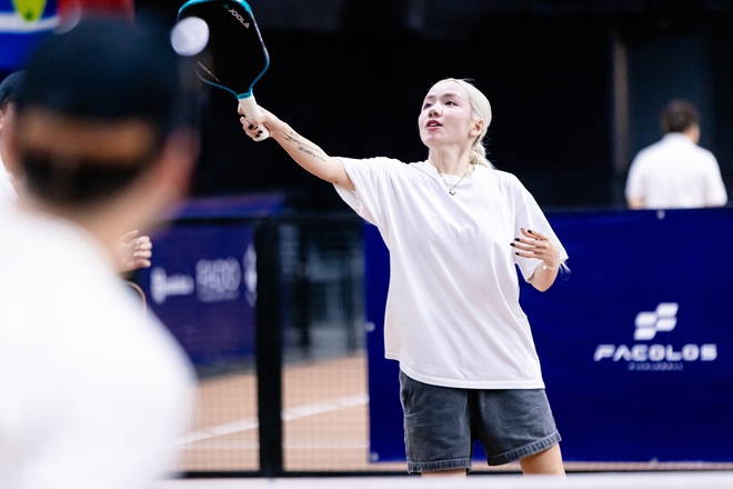 Em xinh Phương Ly khoe body nóng bỏng trên sân khấu, vào sân pickleball lại thành "chill girl", xinh bất chấp "cam thường"- Ảnh 13.