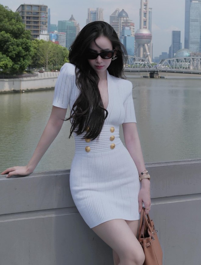 Dâu hào môn Hương Liên mặc đồ 2,5 tỷ dạo phố, riêng đồng hồ giá đủ mua nửa căn hộ- Ảnh 1. Dâu hào môn Hương Liên mặc đồ 2,5 tỷ dạo phố, riêng đồng hồ giá đủ mua nửa căn hộ- Ảnh 1.