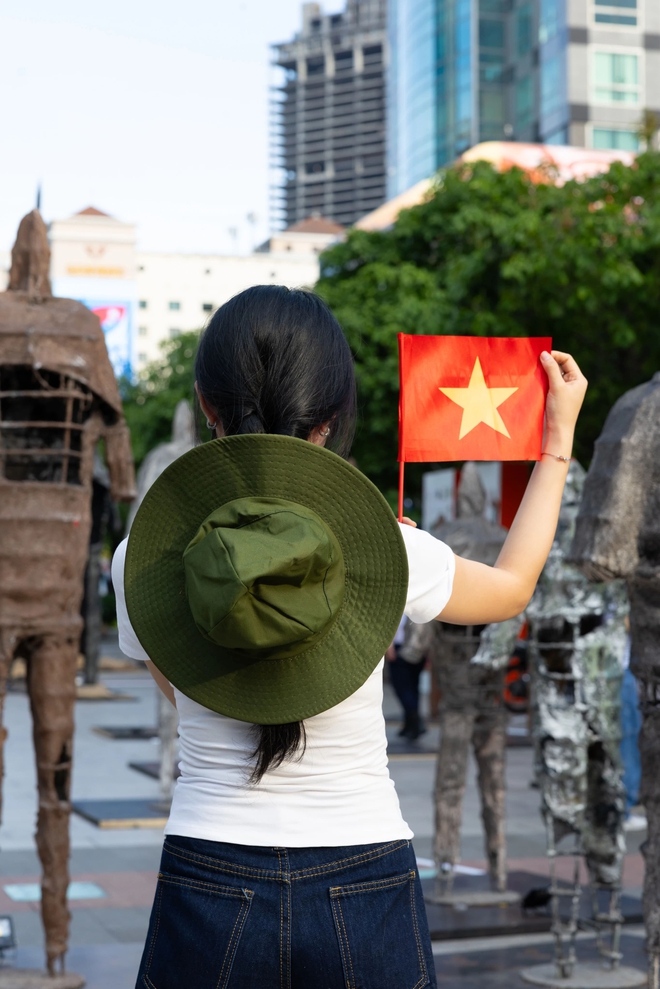 Cờ Tổ quốc, áo in hình sao vàng... "sốt" mọi sàn TMĐT: Chốt đơn là cách nói lời yêu Việt Nam!- Ảnh 1.