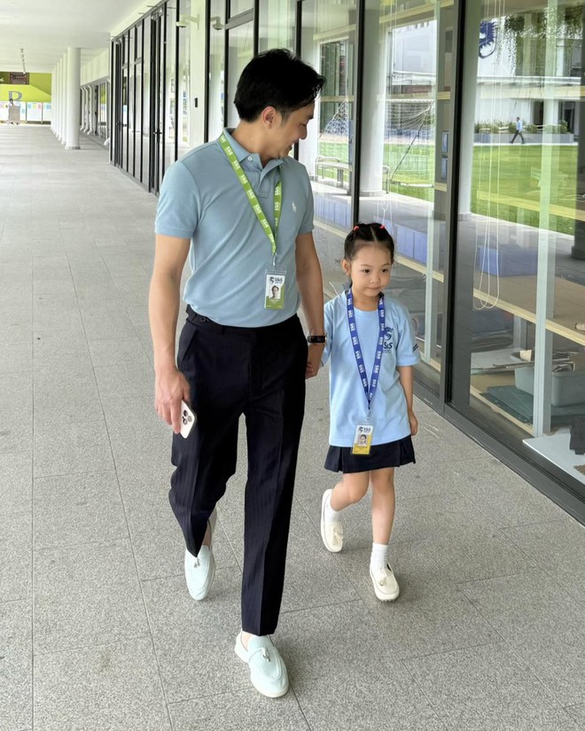 Cường Đô La và vợ đưa con gái đi nhập học, cả nhà cùng mang đôi giày 