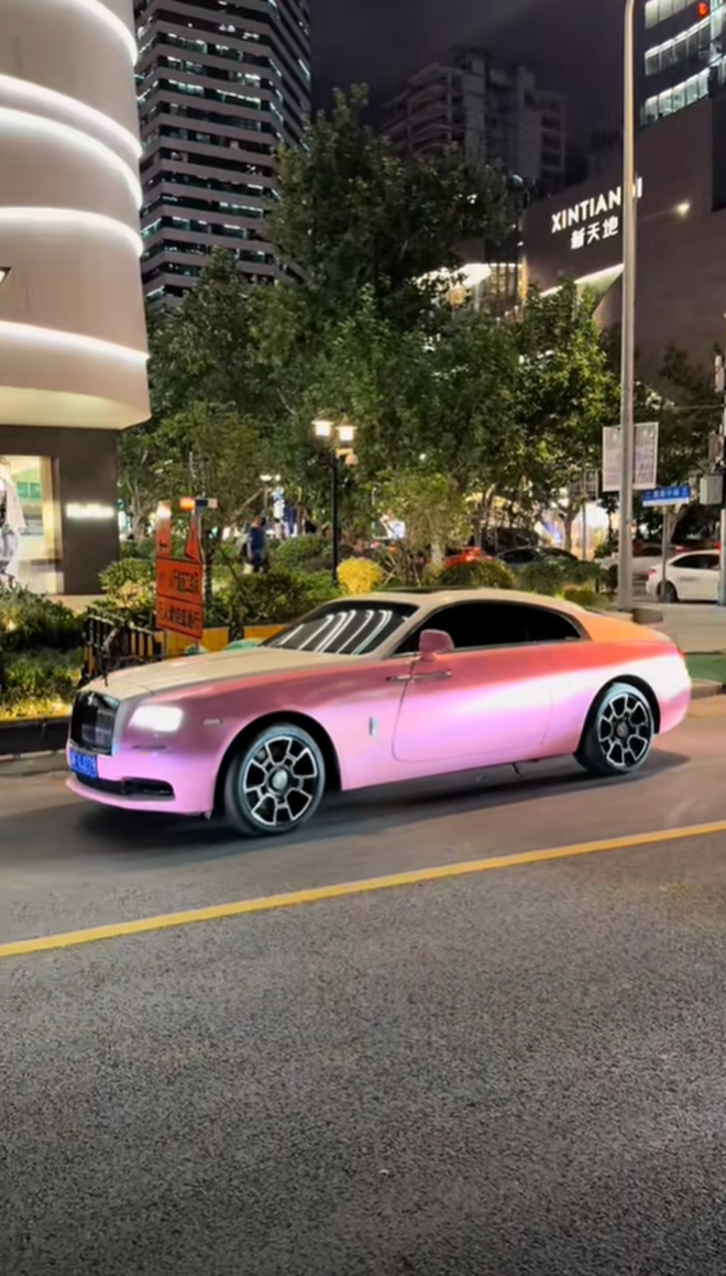 Hot nhất hot hôm nay ở Thượng Hải: Phú nhị đại tặng bạn gái Rolls-Royce 20 tỷ màu hồng, vượt xa cổ tích- Ảnh 2.