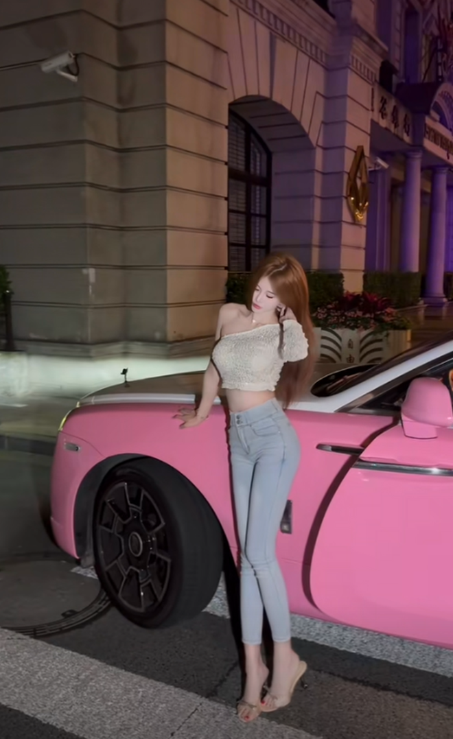 Hot nhất hot hôm nay ở Thượng Hải: Phú nhị đại tặng bạn gái Rolls-Royce 20 tỷ màu hồng, vượt xa cổ tích- Ảnh 1.