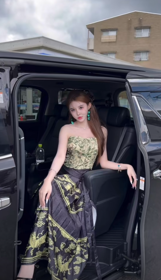 Hot nhất hot hôm nay ở Thượng Hải: Phú nhị đại tặng bạn gái Rolls-Royce 20 tỷ màu hồng, vượt xa cổ tích- Ảnh 11.