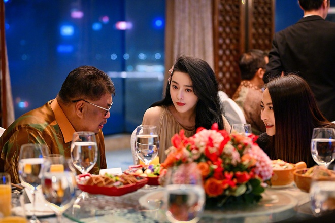 Phạm Băng Băng cũng có ngày này: Đi bán mỹ phẩm ở trung tâm thương mại, muốn gặp mặt phải chi 8 triệu!- Ảnh 9.
