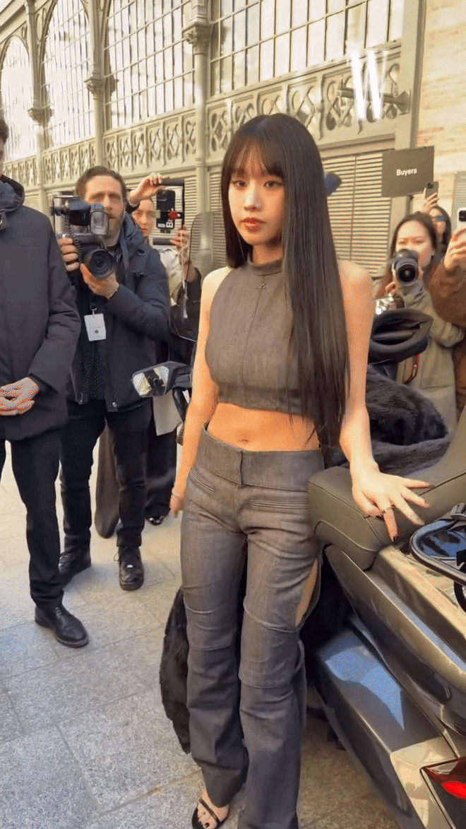 16 triệu lượt xem clip "Lisa thế hệ mới" tranh cầm điện thoại với fanboy, ảnh chung không tin nổi- Ảnh 7.